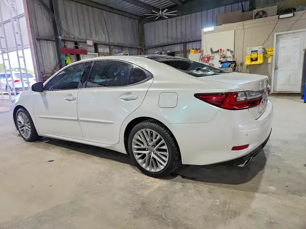 58ABK1GG6JU115213 2018 LEXUS ES - Image 2