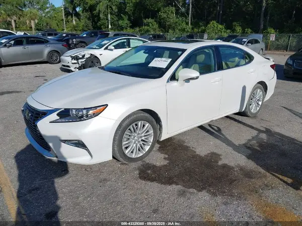 58ABK1GG7HU064010 2017 LEXUS ES - Image 2