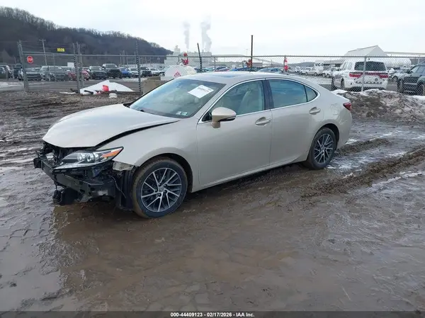 58ABK1GG7HU067005 2017 LEXUS ES - Image 2