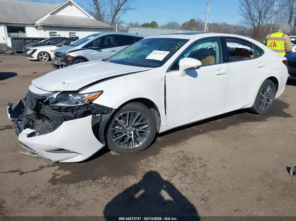 58ABK1GG7JU080813 2018 LEXUS ES - Image 2