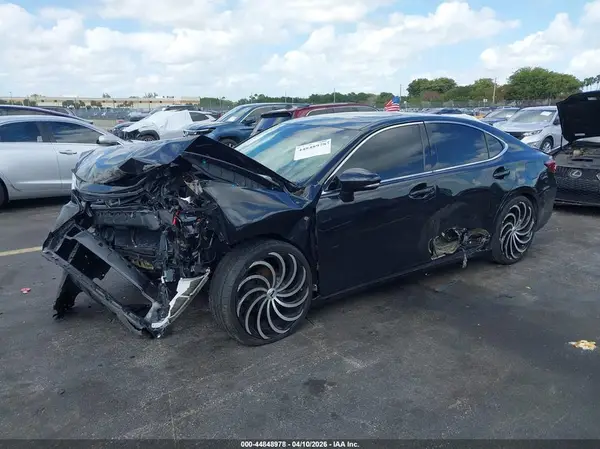 58ABK1GG7JU085364 2018 LEXUS ES - Image 2