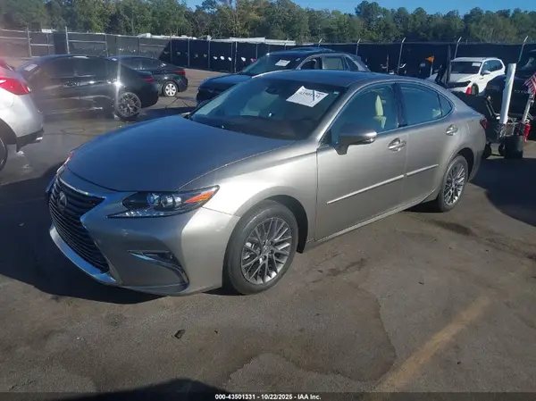 58ABK1GG7JU090192 2018 LEXUS ES - Image 2