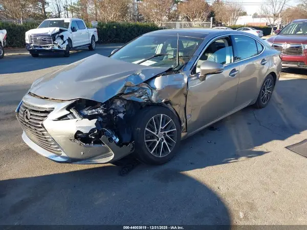 58ABK1GG7JU092329 2018 LEXUS ES - Image 2