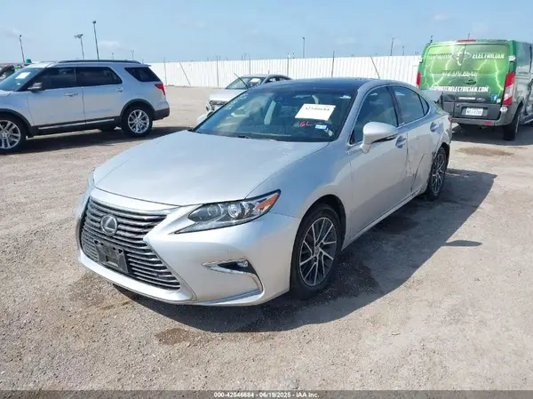 58ABK1GG7JU095439 2018 LEXUS ES - Image 2