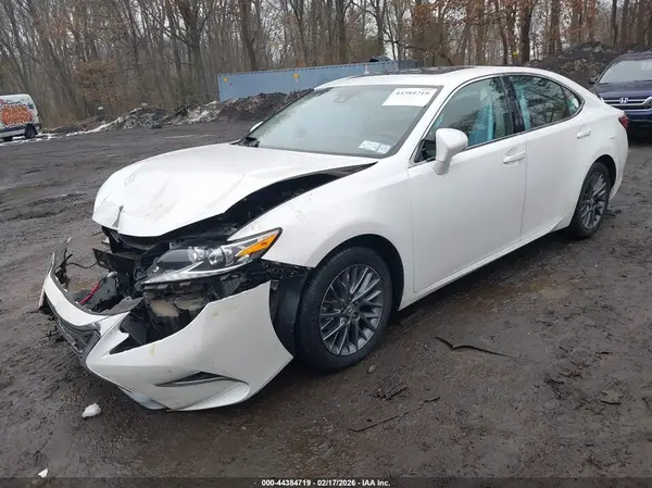 58ABK1GG7JU097241 2018 LEXUS ES - Image 2