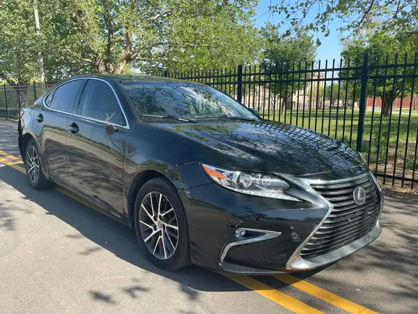 58ABK1GG7JU097272 2018 LEXUS ES - Image 1