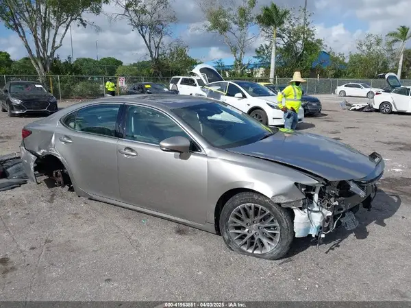 58ABK1GG7JU101210 2018 LEXUS ES - Image 1