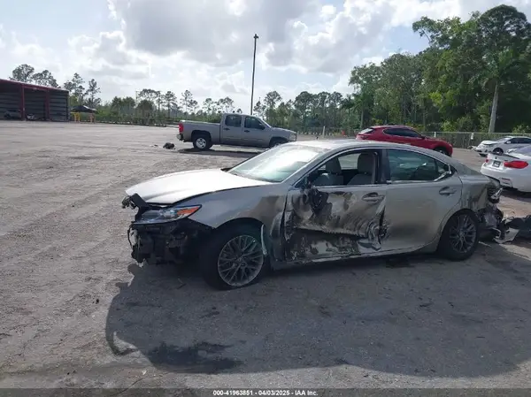 58ABK1GG7JU101210 2018 LEXUS ES - Image 2