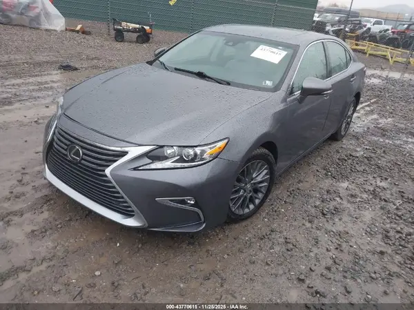 58ABK1GG7JU102759 2018 LEXUS ES - Image 2
