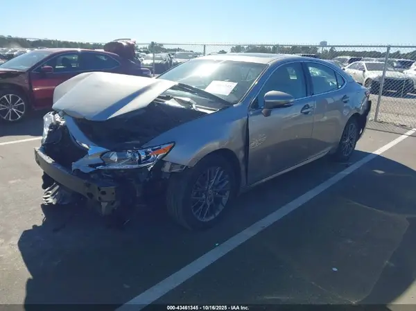 58ABK1GG7JU109579 2018 LEXUS ES - Image 2