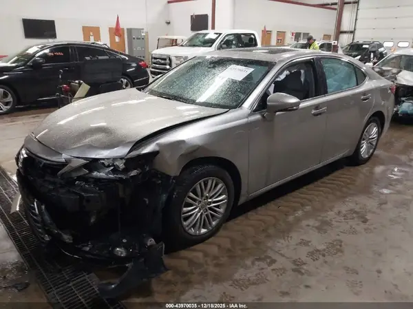 58ABK1GG7JU112479 2018 LEXUS ES - Image 2