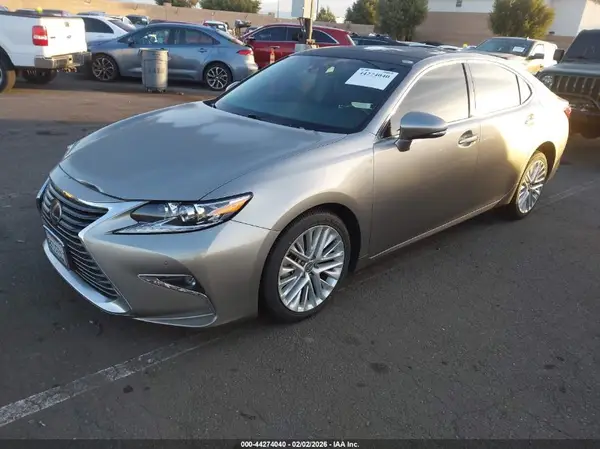 58ABK1GG7JU116323 2018 LEXUS ES - Image 2