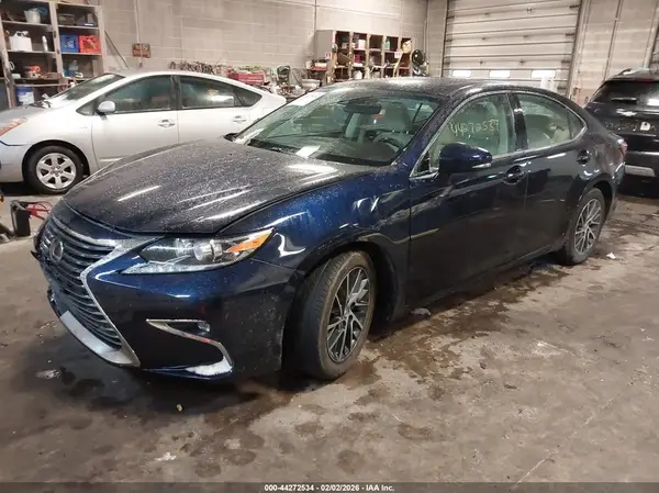 58ABK1GG8HU043022 2017 LEXUS ES - Image 2