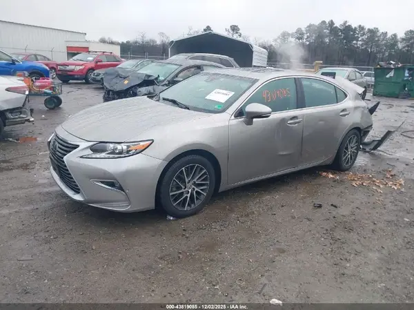58ABK1GG8HU044560 2017 LEXUS ES - Image 2