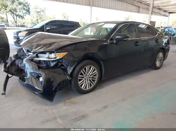 58ABK1GG8HU053002 2017 LEXUS ES - Image 2