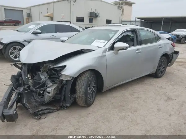 58ABK1GG8HU070107 2017 LEXUS ES - Image 2