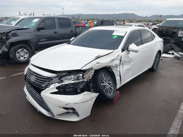 58ABK1GG8HU070236 2017 LEXUS ES - Image 2