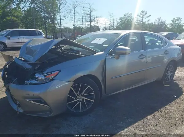 58ABK1GG8JU083879 2018 LEXUS ES - Image 2