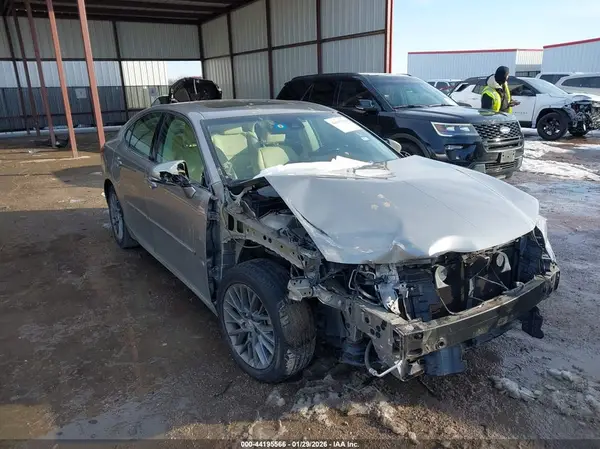 58ABK1GG8JU089374 2018 LEXUS ES - Image 1