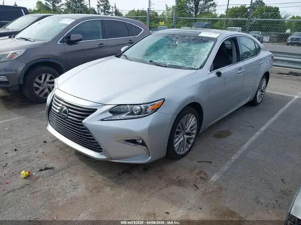 58ABK1GG8JU091657 2018 LEXUS ES - Image 2