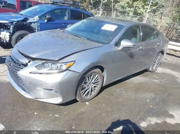 58ABK1GG8JU096857 2018 LEXUS ES - Image 2