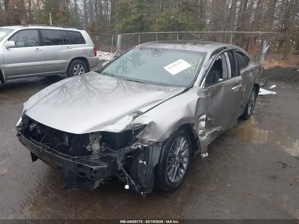 58ABK1GG8JU108487 2018 LEXUS ES - Image 2