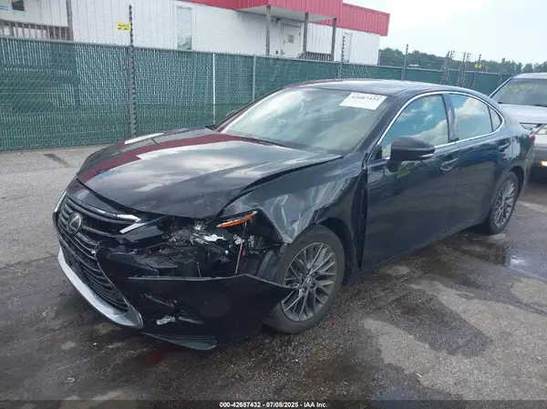 58ABK1GG8JU110515 2018 LEXUS ES - Image 2