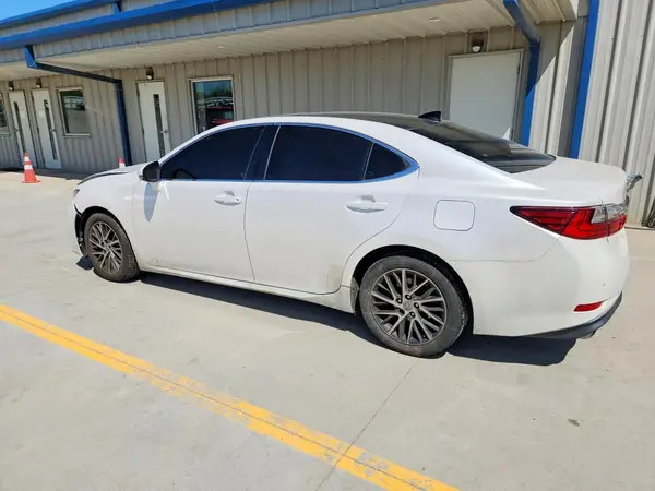 58ABK1GG8JU113107 2018 LEXUS ES - Image 2