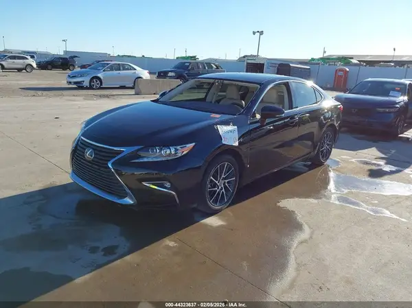 58ABK1GG8JU114211 2018 LEXUS ES - Image 2