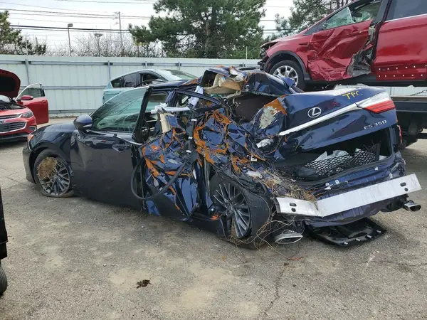 58ABK1GG8JU114824 2018 LEXUS ES - Image 2