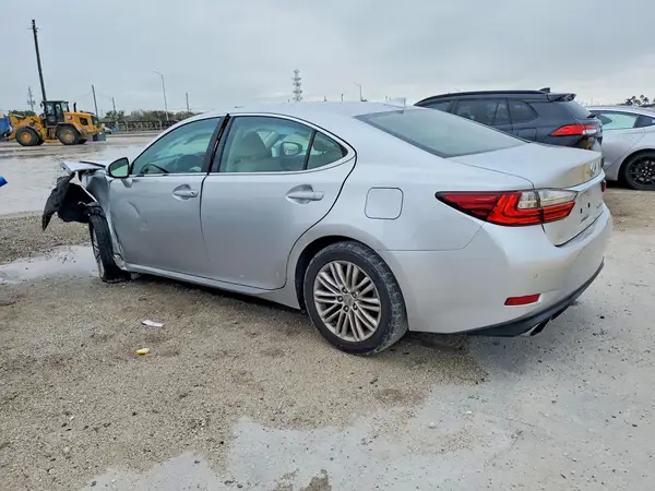 58ABK1GG9HU067796 2017 LEXUS ES - Image 2