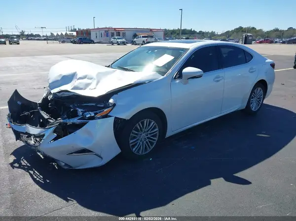 58ABK1GG9HU069015 2017 LEXUS ES - Image 2