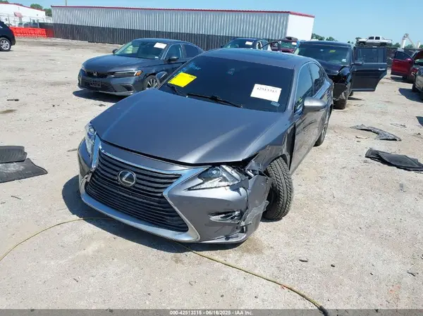 58ABK1GG9JU081848 2018 LEXUS ES - Image 2