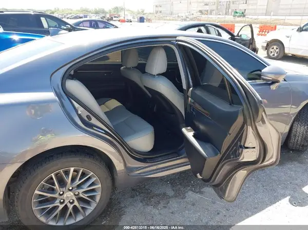 58ABK1GG9JU081848 2018 LEXUS ES - Image 8