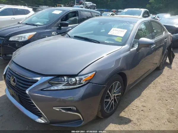 58ABK1GG9JU097712 2018 LEXUS ES - Image 2
