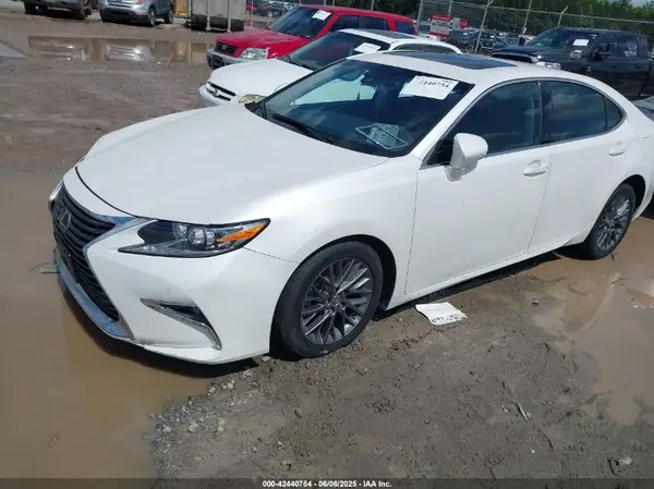 58ABK1GG9JU110779 2018 LEXUS ES - Image 2