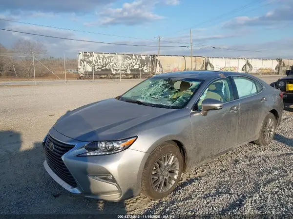58ABK1GGIJU083870 2018 LEXUS ES - Image 2