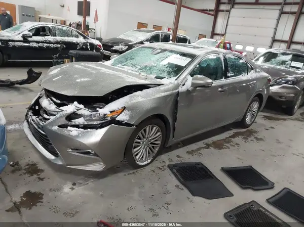 58ABK1GGXHU036220 2017 LEXUS ES - Image 2