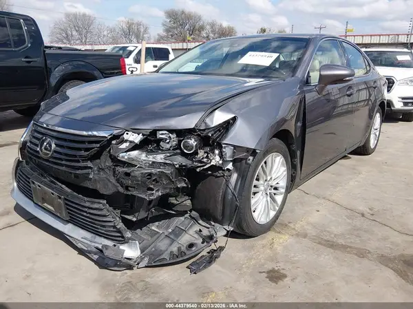 58ABK1GGXHU049582 2017 LEXUS ES - Image 2