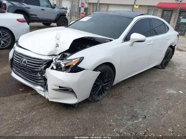 58ABK1GGXHU068262 2017 LEXUS ES - Image 2