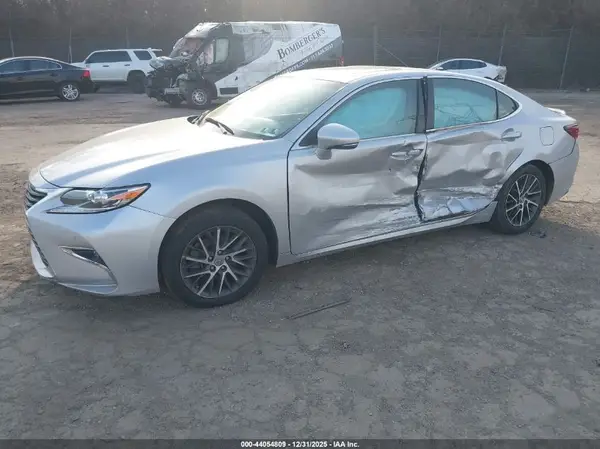 58ABK1GGXHU072862 2017 LEXUS ES - Image 2
