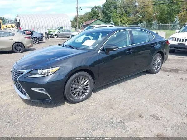 58ABK1GGXJU080112 2018 LEXUS ES - Image 2