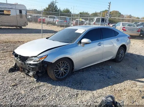 58ABK1GGXJU082426 2018 LEXUS ES - Image 2