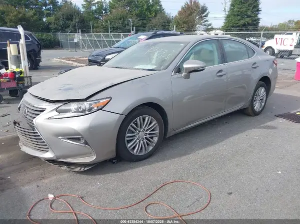 58ABK1GGXJU082653 2018 LEXUS ES - Image 2