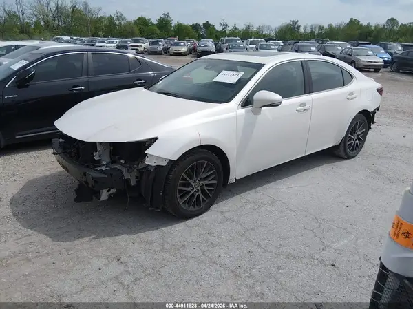 58ABK1GGXJU094916 2018 LEXUS ES - Image 2
