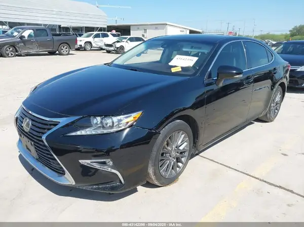 58ABK1GGXJU103307 2018 LEXUS ES - Image 2