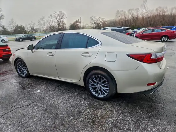 58ABK1GGXJU104182 2018 LEXUS ES - Image 2