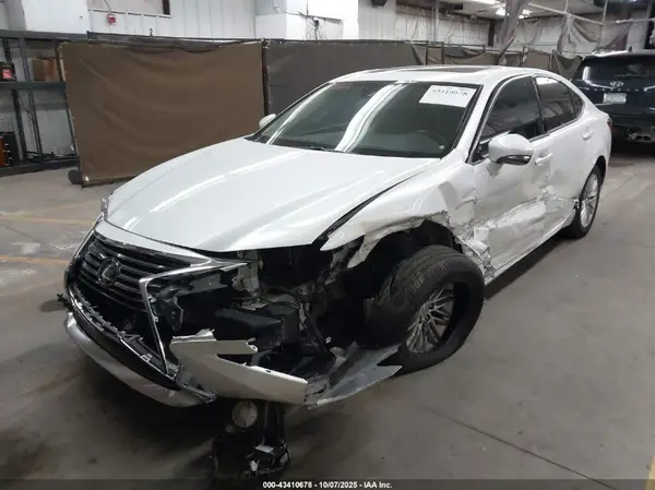 58ABK1GGXJU107762 2018 LEXUS ES - Image 2