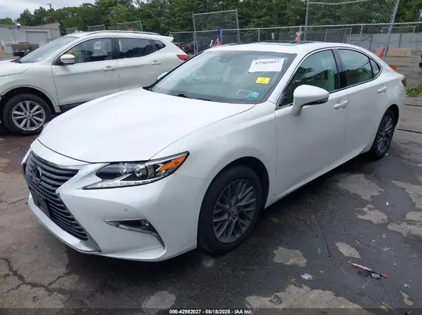 58ABK1GGXJU111892 2018 LEXUS ES - Image 2