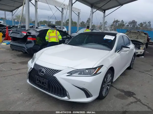 58ABZ1B10KU031873 2019 LEXUS ES - Image 2